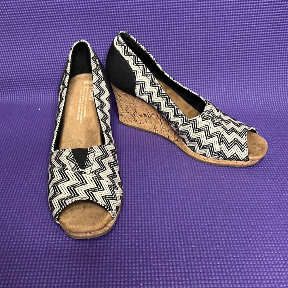LOVIN’ TOMS WEDGES